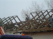 Unbelastetes Dachstuhlholz wird zu Brennholz verarbeitet